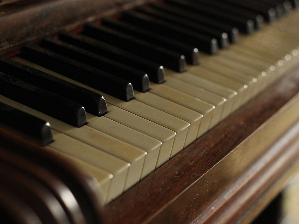 Blick auf die Tasten eines älteren Klaviers