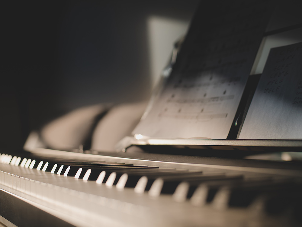 Klaviertastatur mit Notenblatt