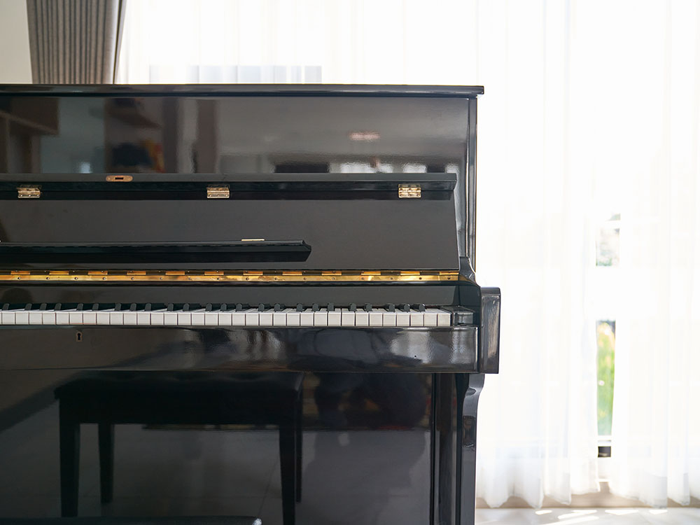 Klavier mit offener Tastatur von vorne
