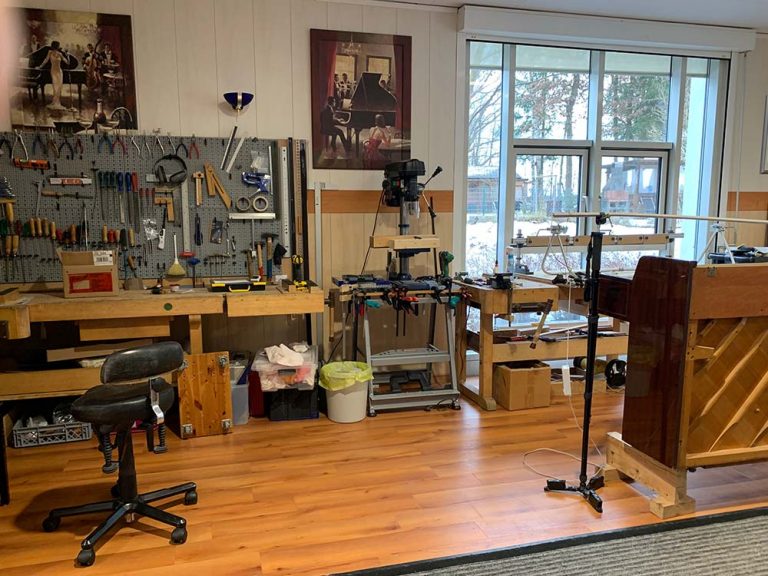 Blick auf Werkbank und Werkzeuge in der Werkstatt des Klavierhauses Vogel